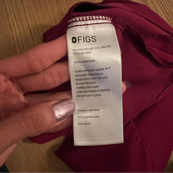 FIGS Women's Casma Three-Pocket Scrub Top - Picture 5 of 5